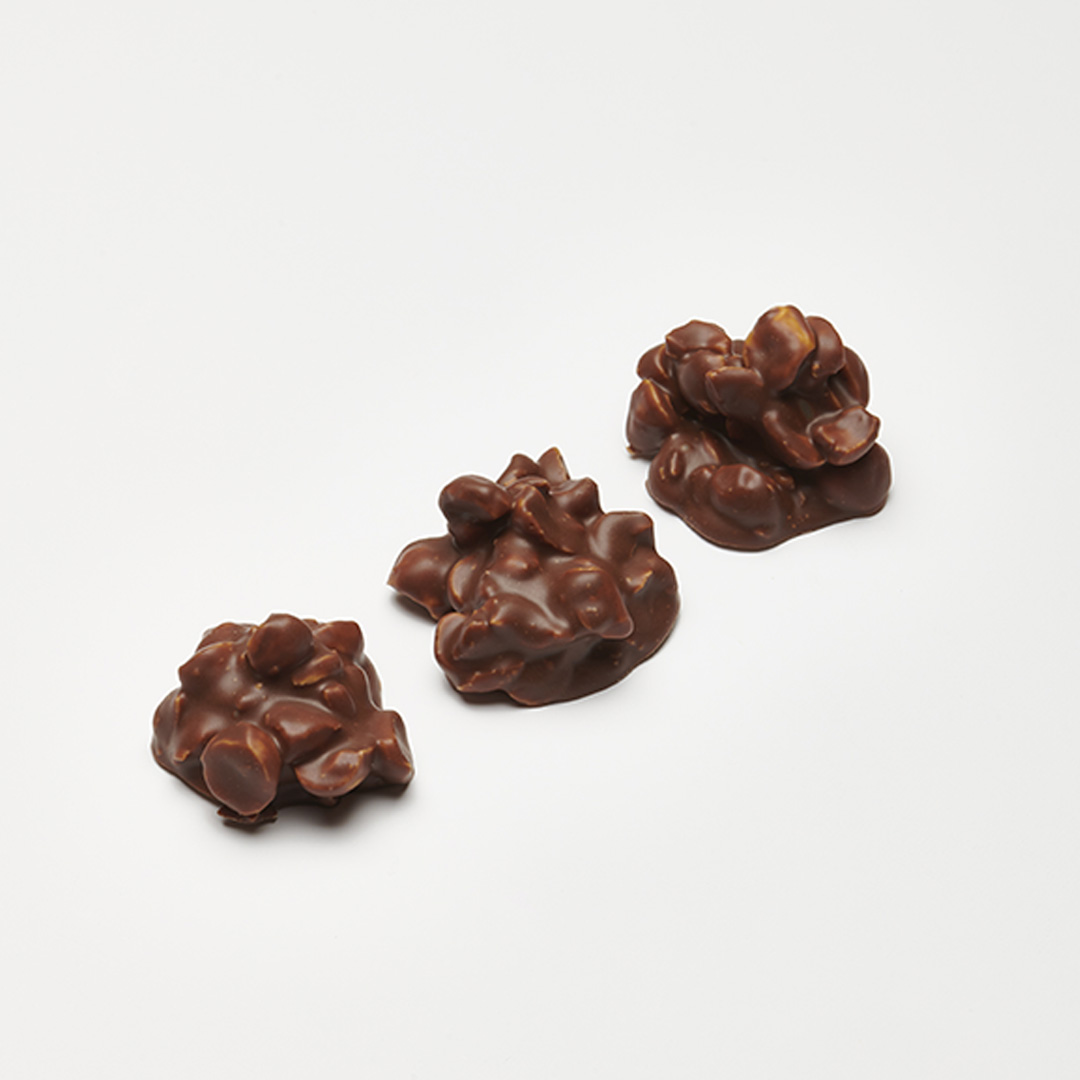 Primer pla dels rocs de xocolata amb llet elaborats per la marca Eukarya de Lluc Crusellas