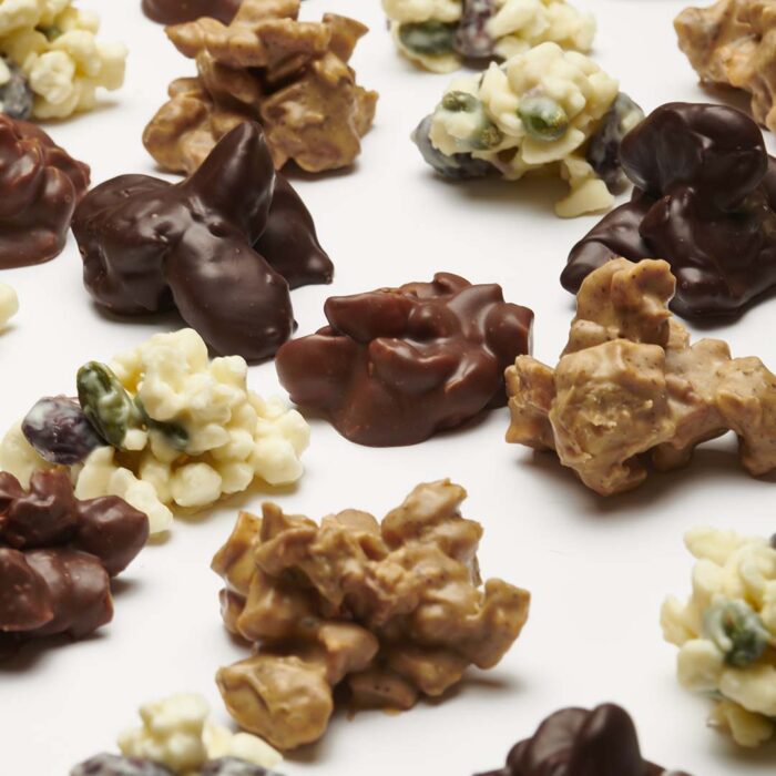 Primer pla dels rocs de xocolata elaborats per la marca Eukarya de Lluc Crusellas