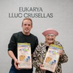 Lluc Crusellas i Pilarin Bayés amb el calendari d'advent a les mans