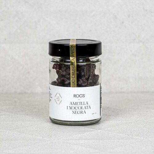 Rocs de xocolata negra elaborats per Lluc Crusellas, el millor xocolater del món