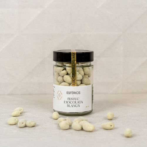 Esferes de festuc i xocolata blanca elaborades per Lluc Crusellas, el millor xocolater del món