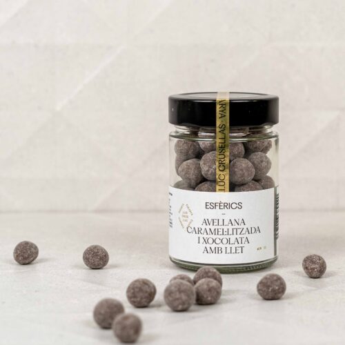 Esferes d'avellana caramel·litzada i xocolata amb llet elaborades per Lluc Crusellas, el millor xocolater del món