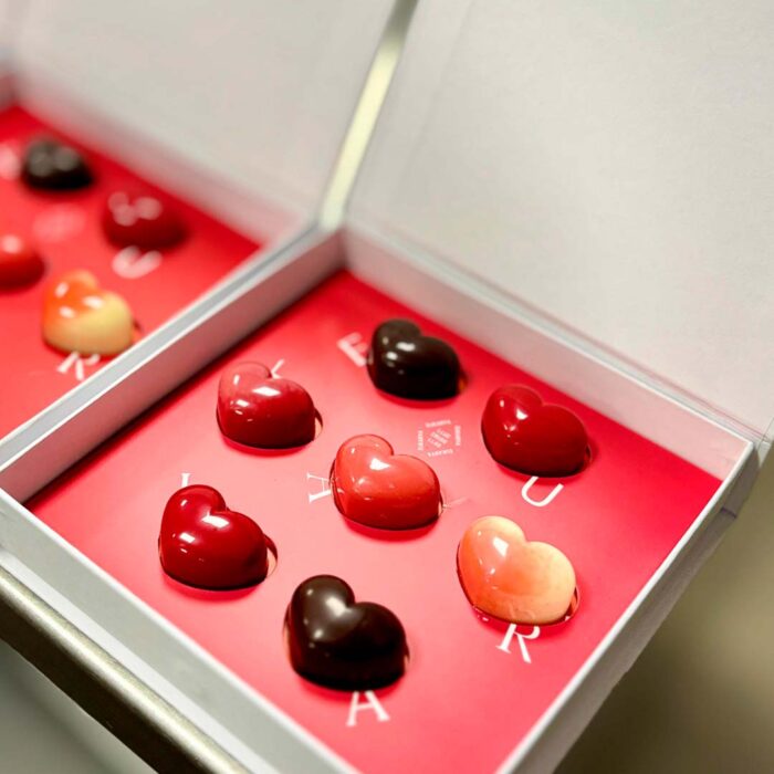Bombons artesanals d'amor elaborats per Lluc Crusellas, el millor xocolater del món