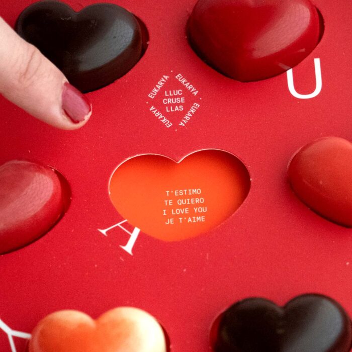 Bombons artesanals d'amor elaborats per Lluc Crusellas, el millor xocolater del món
