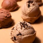 Imatge de detall d'una bola de gelat de xocolata per explicar el procés d'elaboració del gelat