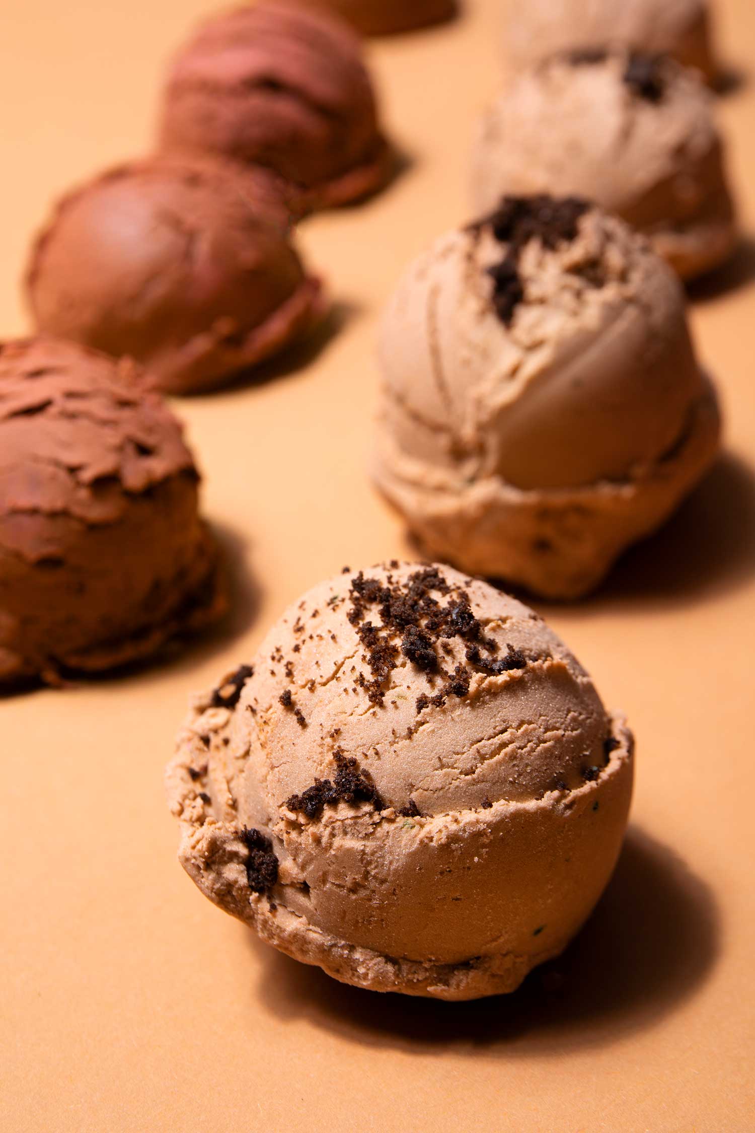 Imatge de detall d'una bola de gelat de xocolata per explicar el procés d'elaboració del gelat 