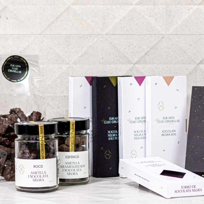 Imatge dels productes del pack de regal de Lluc Crusellas elaborat amb productes de xocolata negra