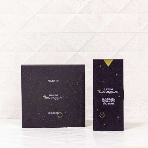 El pack regal de xocolata negra de Lluc Crusellas. Conté bombons de xocolata negra i la rajola de xocolata negra 95 %.