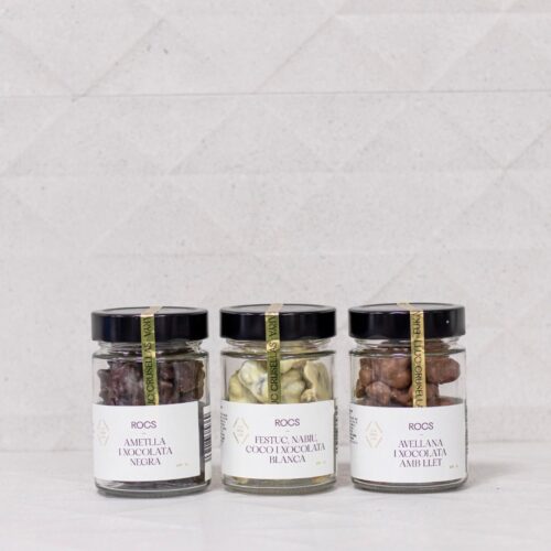 Les tres roques de xocolata blanca, xocolata negra i xocolata amb llet de la marca artesanal de xocolata Eukarya